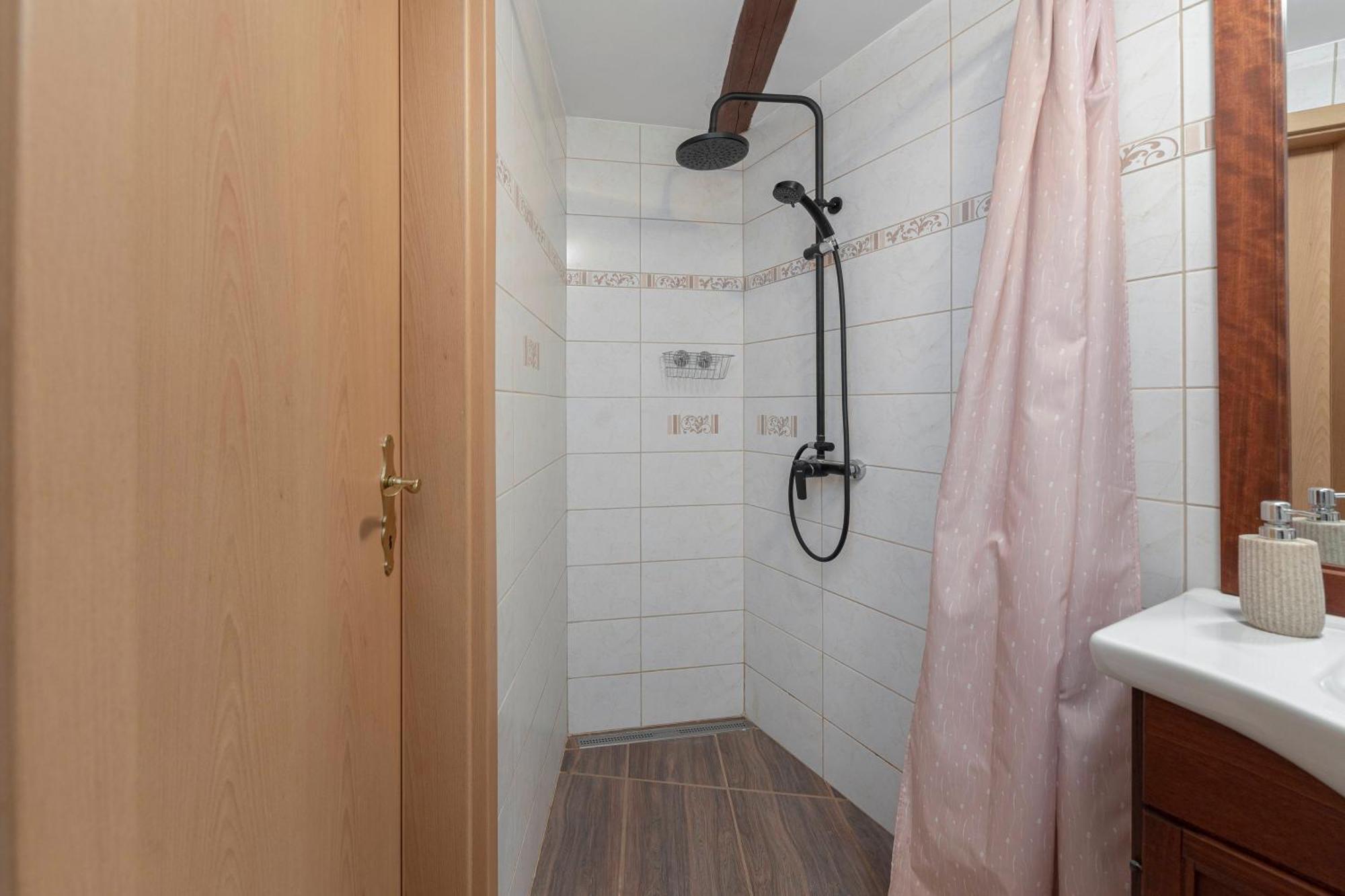 Appartamento Under The Rock House In Osp With Hot Tub Esterno foto