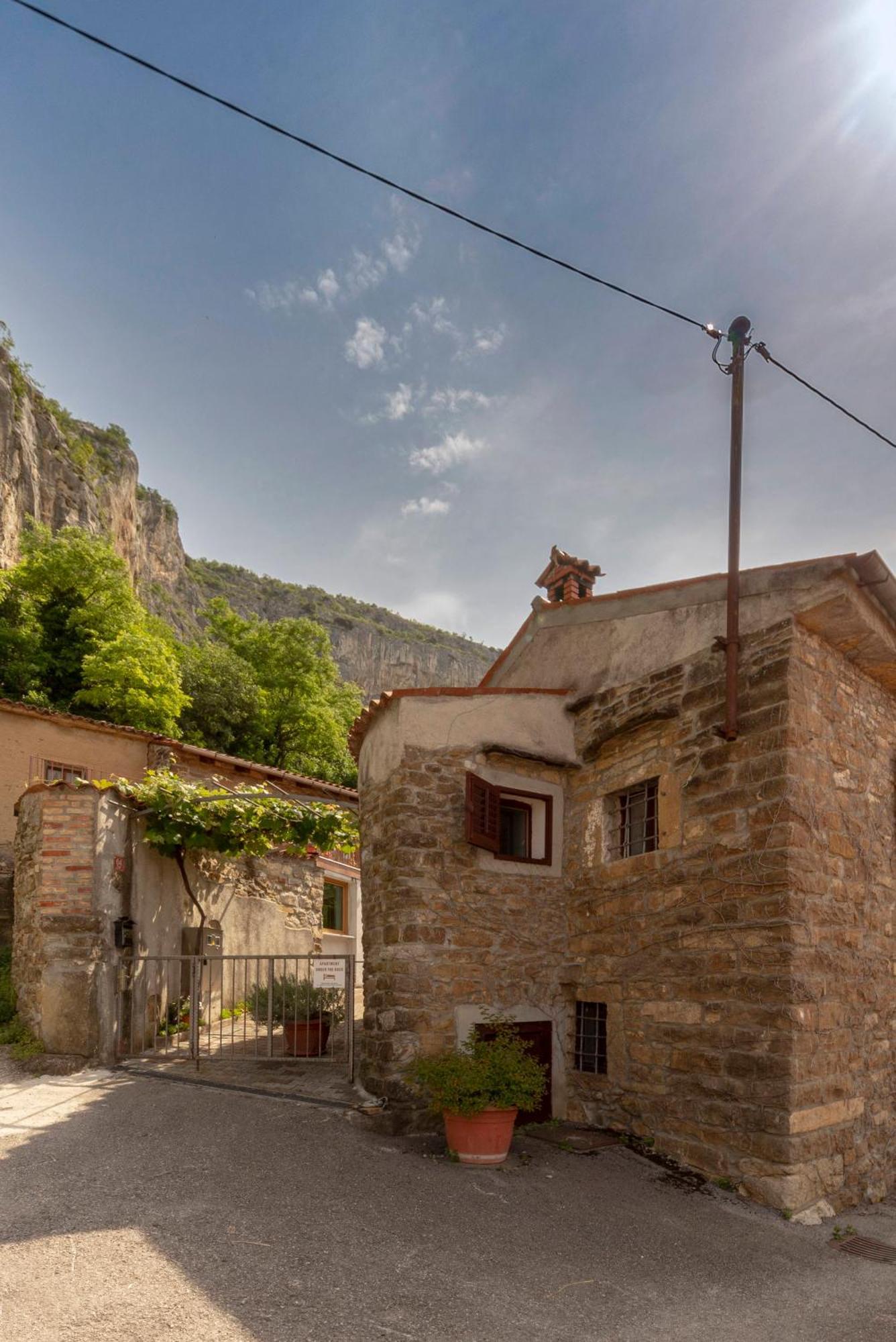 Appartamento Under The Rock House In Osp With Hot Tub Esterno foto