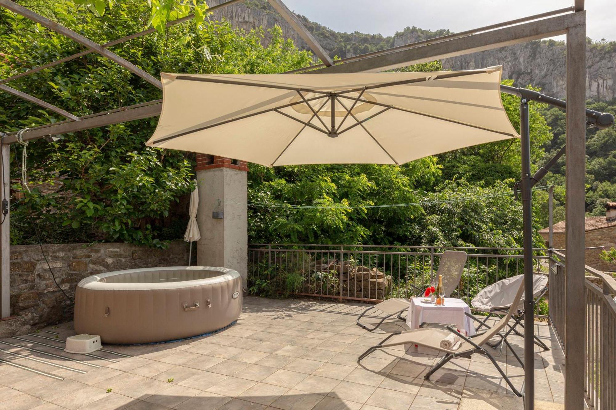 Appartamento Under The Rock House In Osp With Hot Tub Esterno foto