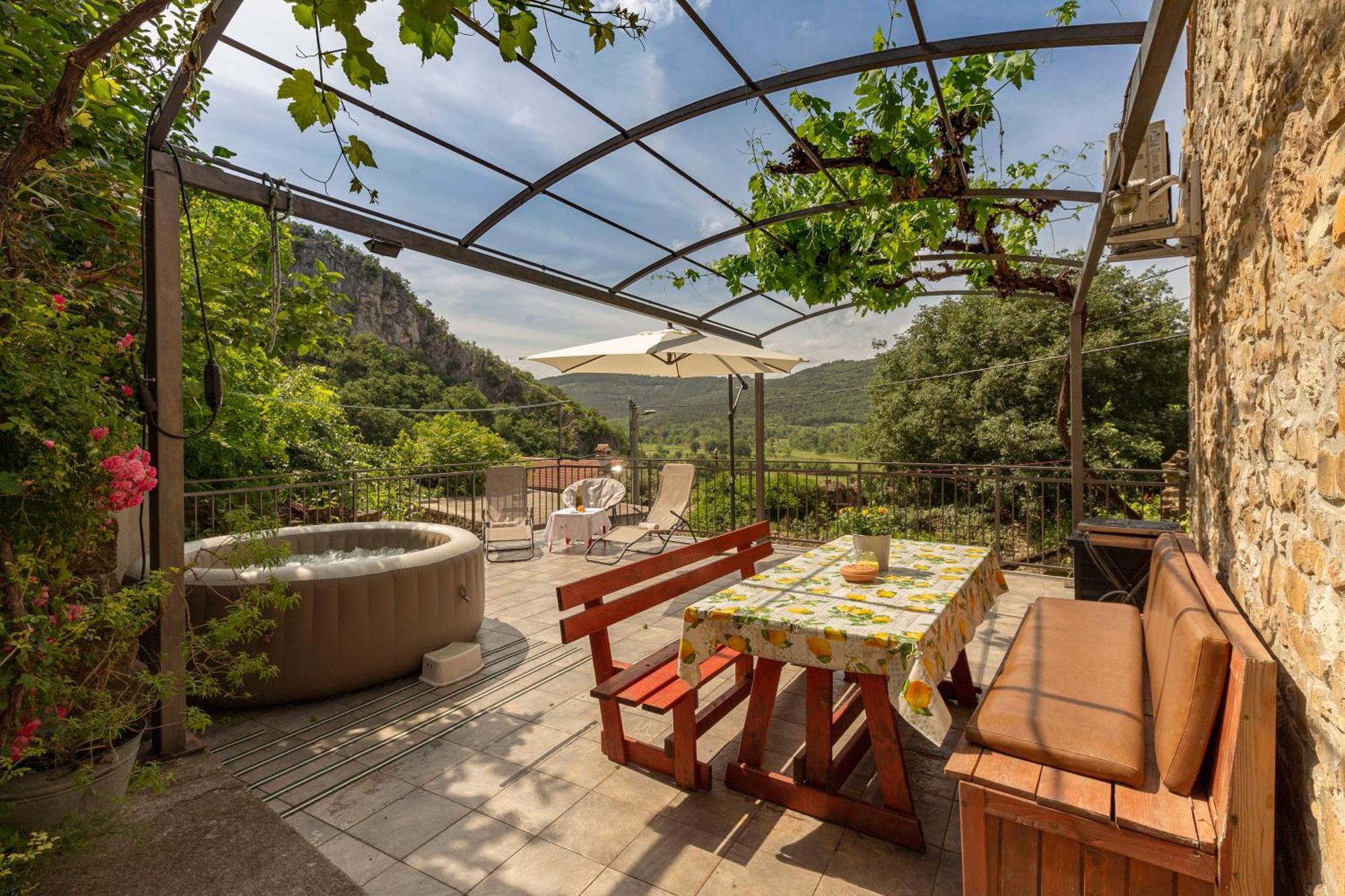 Appartamento Under The Rock House In Osp With Hot Tub Esterno foto