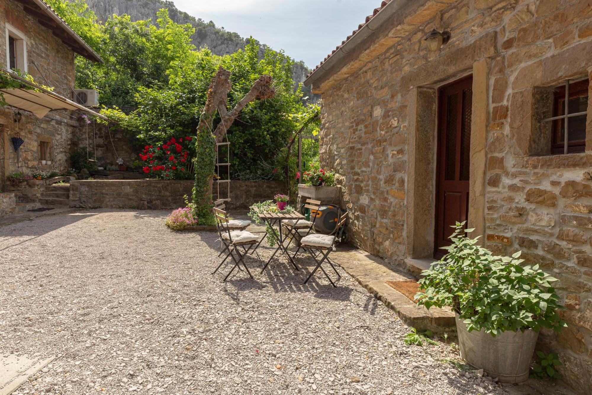 Appartamento Under The Rock House In Osp With Hot Tub Esterno foto