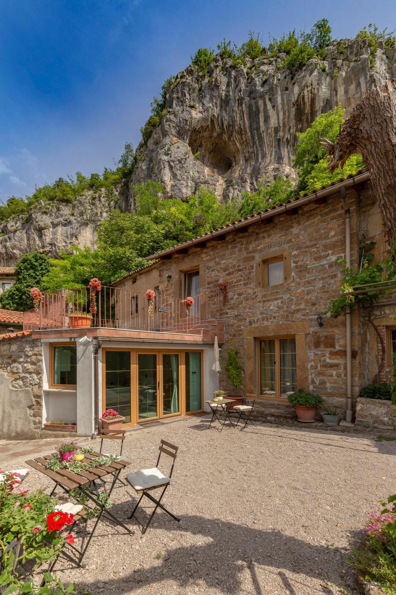 Appartamento Under The Rock House In Osp With Hot Tub Esterno foto